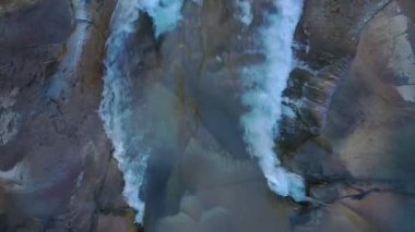 Vahşi Dağ Nehri, Berrak Nehir 'i kapatın. Taştan kayaların aktığı Gevezelik Deresi 'nin detaylı görüntüsü. Swift Sulama Suyu 'nda Rock Rapid. Ukrayna, Karpatyalı. Görüntü 4K 'da çekildi