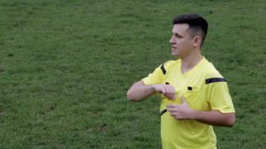 Hakem oyun oynarken sarı, kırmızı kart gösteriyor ve oyuncuyu çıkartıyor. Spor anlayışı, kural ihlali, tartışmalı konular, engellerin aşılması
