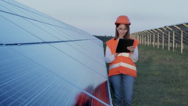 Inspektor Inżynier Kobieta Gospodarstwa Tablet Cyfrowy Praca Panele Słoneczne Elektrownia — Wideo stockowe