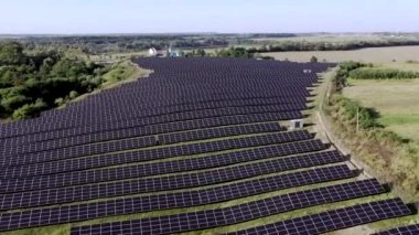 Güneşli bir günde Green Field 'daki Güneş Enerjisi İstasyonu' nun Aerial Top görüntüsü. İnsansız hava aracı Güneş Çiftliği üzerinde uçuyor. Bir sürü Güneş Paneli Güç Üretimi için sırada bekliyor. Yenilenebilir yeşil enerji.