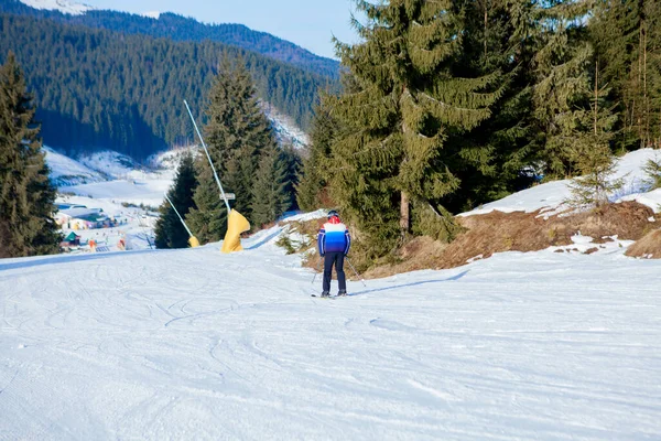 Pessoas Esquiando Elevadores Cadeira Região Esqui Ucrânia — Fotografia de Stock