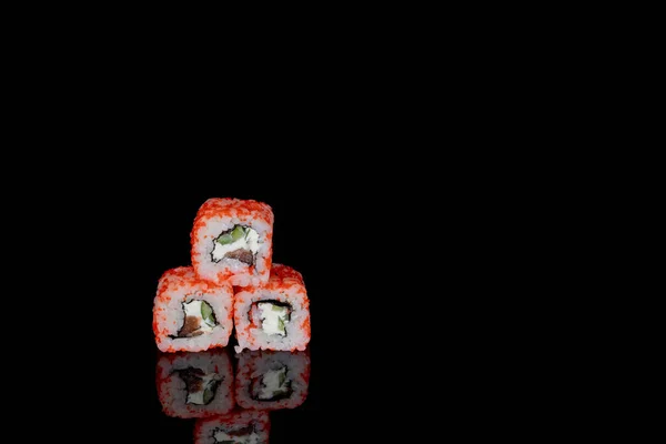 Philadelphia Roll Met Zalm Kaas Komkommer Een Zwarte Achtergrond Met — Stockfoto