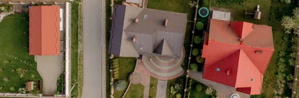 Luftaufnahme Eines Privathauses Mit Gepflastertem Hof Mit Grünem Rasen Mit — Stockfoto