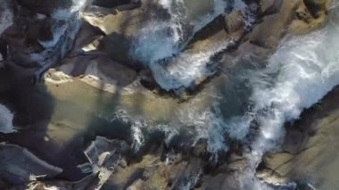 Vahşi Dağ Nehri, Berrak Nehir 'i kapatın. Taştan kayaların aktığı Gevezelik Deresi 'nin detaylı görüntüsü. Swift Sulama Suyu 'nda Rock Rapid. Ukrayna, Karpatyalı. Görüntü 4K 'da çekildi.