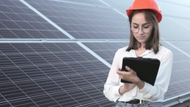 Güneş Panelleri Elektrik Çiftliği, Photovoltaic Hücre Parkı, Yeşil Enerji Konsepti 'nde çalışan Müfettiş Mühendis Kadın Tutucu Dijital Tablet