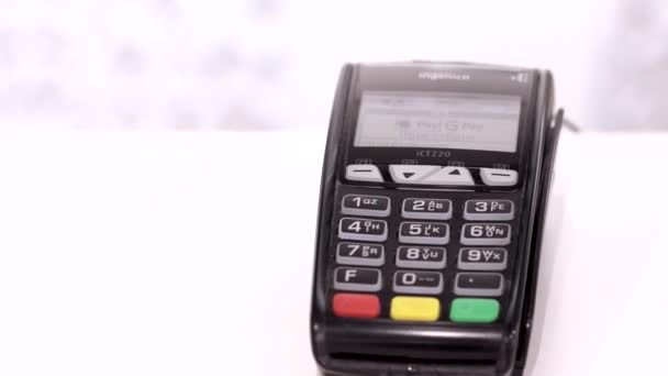 Nfc cellhone de comprador femenino con monedero sin efectivo de dinero electrónico para lector de tarjetas pos y pago. Mujer aplica el teléfono inteligente a la terminal de realizar el pago sin contacto con éxito. Manténgase a salvo. — Vídeo de stock