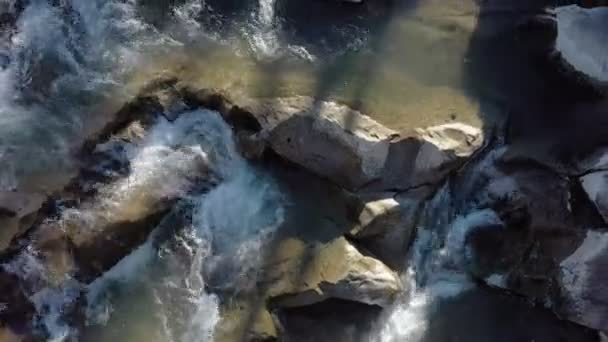 Wild Mountain River Nahaufnahme Reichlich klarer Strom. Statische Aufnahme des Babbling Creek mit fließenden Steinbrocken. Rock Rapid im schnell plätschernden Wasser. Ukraine, Karpaten. Filmaufnahmen in 4K. — Stockvideo