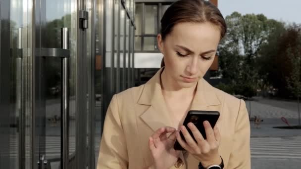 Adulte Caucasien Confiant Jeune Femme Affaires Parle Téléphone Extérieur Près — Video