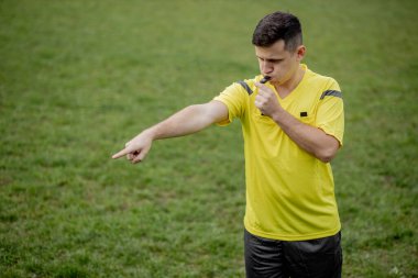 Hakem oyun oynarken penaltıyı gösteriyor. Spor anlayışı, kural ihlali, tartışmalı konular, engellerin aşılması