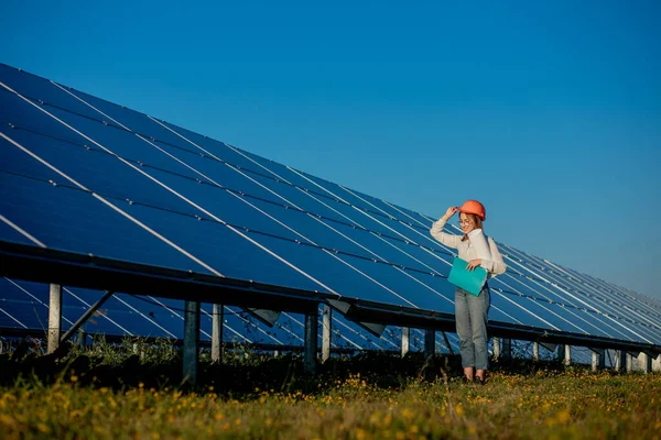 Бізнес Леді Працюють Над Перевіркою Обладнання Сонячній Електростанції Планшетним Контролем — стокове фото
