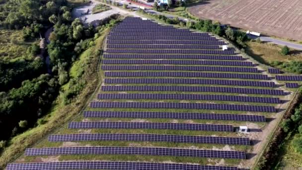 Αεροφωτογραφία Στο Solar Power Station Στο Green Field Την Ηλιόλουστη — Αρχείο Βίντεο