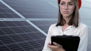 Güneş panellerinin yanında duran genç ve güzel mühendis, Yeşil Enerji Konsepti