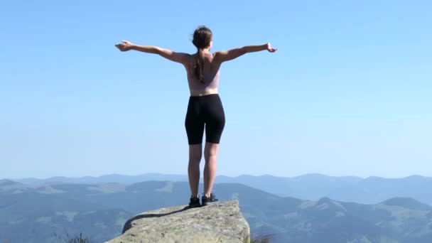 Silná Žena Turistka Natažené Paže Stojí Okraji Útesu Vrcholu Hory — Stock video