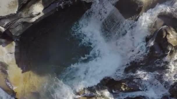 野生山河近在咫尺清澈的溪流 石柱流动的Babbling溪的细部静态射击 快速喷水中的岩石 乌克兰 喀尔巴阡山镜头拍摄于4K — 图库视频影像