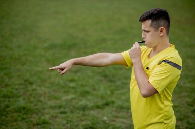 Hakem oyun oynarken penaltıyı gösteriyor. Spor anlayışı, kural ihlali, tartışmalı konular, engellerin aşılması