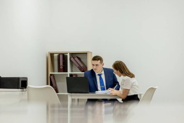 Ofisteki patronuna belge gösteren güzel bir kadın..