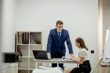 Ofiste çalışan müdür ve sekreter..