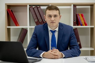 İşyerindeki avukat başarı tasması yönetici noter broker avukat şirket kavramı. Yoğunlaştırılmış yakışıklı, dalgın, zeki, emlakçı iş yerinde ağ defteri kullanarak işe alım yapıyor..