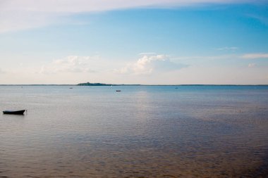 Gölün kıyısında bir balıkçı teknesi.