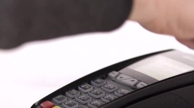 Ödeme cep telefonu ve NFC teknolojisiyle yapılıyor. Yüksek görünüm