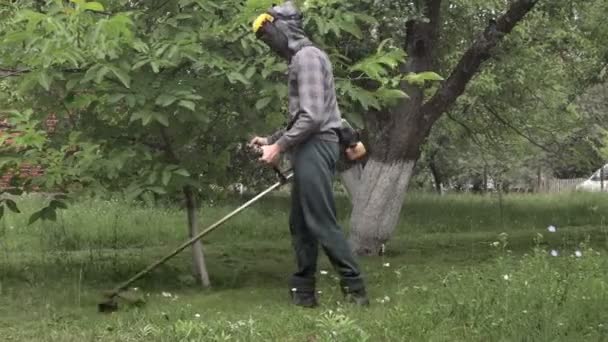 Lavoratore Con Una Falciatrice Mano Falciava Erba Davanti Alla Casa — Video Stock