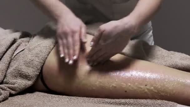 Piękna Młoda Kobieta Salonie Spa Terapii Antycellulitowej Masażu Miodem Spalania — Wideo stockowe