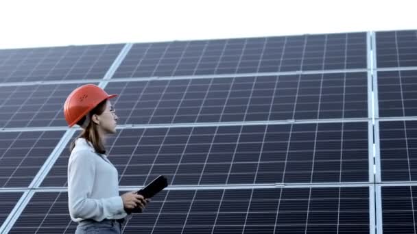 Inspector Ingeniero Mujer Sosteniendo Tablet Digital Trabajando Paneles Solares Granja — Vídeo de stock