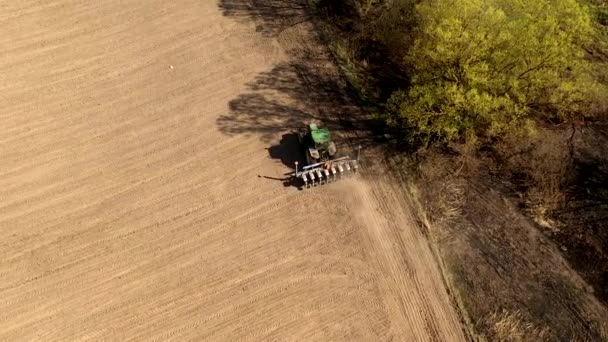 Großer Traktor Der Ein Trockenes Feld Bearbeitet Von Oben Nach — Stockvideo