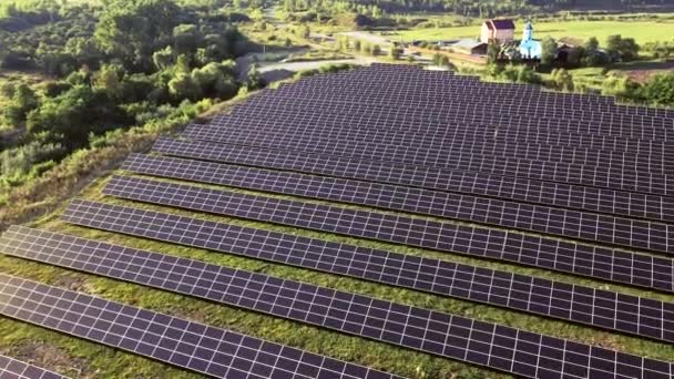 Solarkraftwerk Auf Der Grünen Wiese Einem Sonnigen Tag Luftaufnahme Sonnenkollektoren — Stockvideo