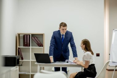 Şirket stratejisi. Hukuk danışmanı. Finans departmanı. Ofis sekreteri. İş çifti çalışıyor. Ofisteki çift. Erkek ve zarif kadın patron müdür. Ofis toplantısı. Tecrübe değişimi.