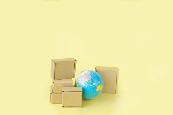 Земна Куля Оточена Коробками Глобальний Бізнес Міжнародні Перевезення Товарів Морські — стокове фото