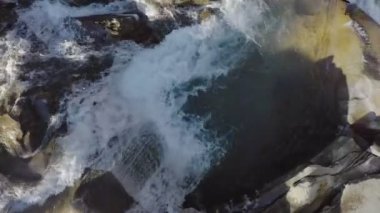 Vahşi Dağ Nehri, Berrak Nehir 'i kapatın. Taştan kayaların aktığı Gevezelik Deresi 'nin detaylı görüntüsü. Swift Sulama Suyu 'nda Rock Rapid. Ukrayna, Karpatyalı. Görüntü 4K 'da çekildi.