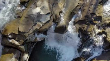 Mountain Creek ve Stone Rapidsw. Suyun hızlı akışı. Sonbaharda Şelale. Yaremche şehrindeki Ukrayna Karpatları 'nda Probiy Nehri.