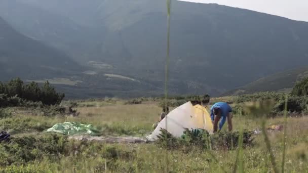 Timelapse Man Campers Setting Camp High Mountains Puts Tent — Stock Video