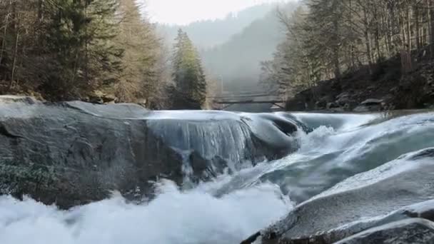 乌克兰喀尔巴阡山脉一条野生山河的封堵 河流上有石碑和石子激流 — 图库视频影像