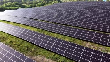 Güneşli bir günde Green Field 'daki Güneş Enerjisi İstasyonu' nun Aerial Top görüntüsü. İnsansız hava aracı Güneş Çiftliği üzerinde uçuyor. Bir sürü Güneş Paneli Güç Üretimi için sırada bekliyor. Yenilenebilir yeşil enerji.