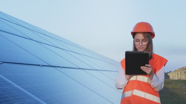 Inspector Ingeniero Mujer Sosteniendo Tablet Digital Trabajando Paneles Solares Granja — Vídeos de Stock