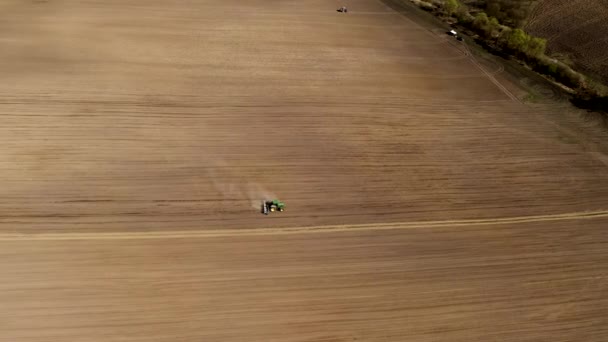 Havadan Bakıldığında Büyük Bir Traktör Kuru Bir Alan Oluşturuyor Yukarıdan — Stok video