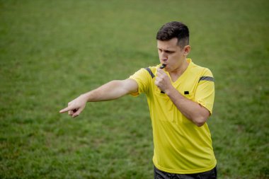 Hakem oyun oynarken penaltıyı gösteriyor. Spor anlayışı, kural ihlali, tartışmalı konular, engellerin aşılması