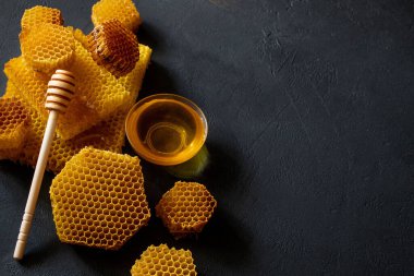 Ahşap bal kaşığından batırılan sağlıklı, kalın ballı, organik doğal malzemelerden üretilen arı ürünleri..