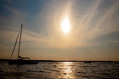 Gün batımındaki gölde balıkçı teknesi.