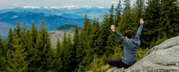 Uomo Alto Sulle Montagne Contro Cielo Celebrando Vittoria Alzando Mani — Foto Stock