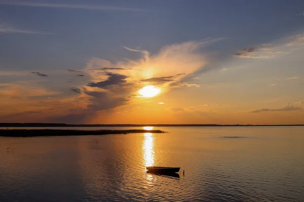 Vissersboot Bij Het Meer Bij Zonsondergang — Stockfoto