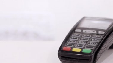 Fotokopi kartı okuyucuları için nakit parası olmayan bir kadın alıcının cep telefonu. Kadın, ulaşılamayan ödemeleri gerçekleştirmek için akıllı telefonu terminale uyguluyor. Kendine dikkat et. Ödeme yap. Karantina sırasında nakit ödeme