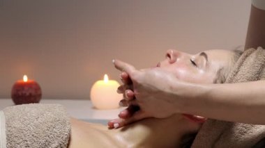Rahatlatıcı masaj. Kadın spa salonunda baş masajı yaptırıyor.