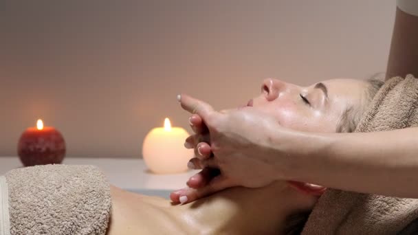 Entspannende Massage Frau Erhält Kopfmassage Wellness Salon Seitenansicht — Stockvideo