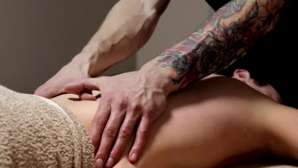 Masajista Haciendo Masaje Cuerpo Del Hombre Salón Spa Concepto Tratamiento — Vídeos de Stock