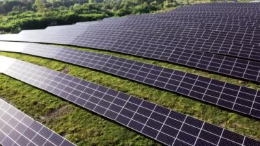 Güneş enerjisi istasyonunun hava görüntüsü, güneş ışığı, yenilenebilir enerji, güneş enerjisi ve güneş enerjisi istasyonunun hava görüntüsü.