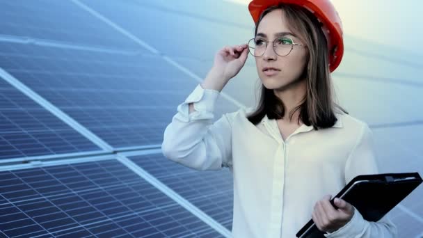 Beau Jeune Ingénieur Debout Près Des Panneaux Solaires Extérieur Green — Video