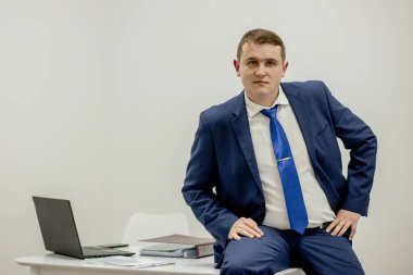 İşyerinde çalışan konsantre avukatın portresi..